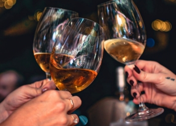 Izzi Wine Garden promove primeira edição do evento com degustação de diversos vinhos e atrações musicais