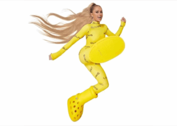 Paris Hilton estreia campanha da collab MSCHF e Crocs