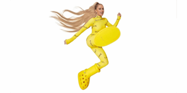 Paris Hilton estreia campanha da collab MSCHF e Crocs