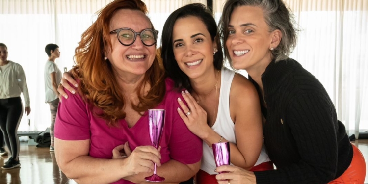 Gerente de marketing do Taguatinga Shopping, Maíra Garcia, celebra aniversário em aula de yoga na O2 Fitness