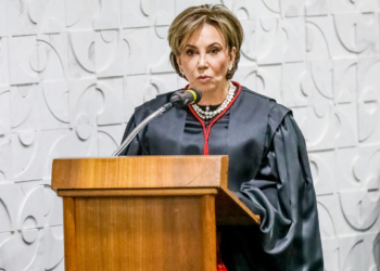 Desembargadora Maria do Carmo Cardoso toma posse no TRE com a presença do governador Ibaneis Rocha