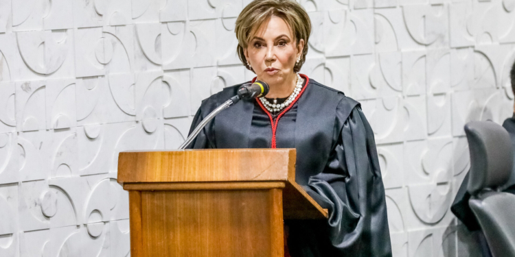 Desembargadora Maria do Carmo Cardoso toma posse no TRE com a presença do governador Ibaneis Rocha