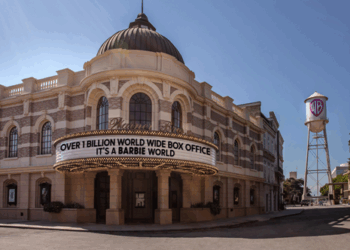 Barbie e a diretora Greta Gerwig fazem história com a surpreendente bilheteria global de um bilhão de dólares