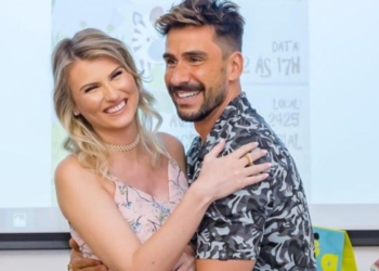 Fernando Peixoto Atelier e Maxime Noivos e Black Tie assinam vestido e terno do casamento de Karol Kleine e Júlio Rocha em Cancún