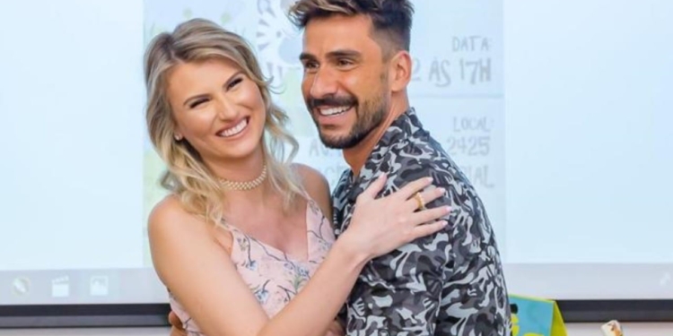 Fernando Peixoto Atelier e Maxime Noivos e Black Tie assinam vestido e terno do casamento de Karol Kleine e Júlio Rocha em Cancún