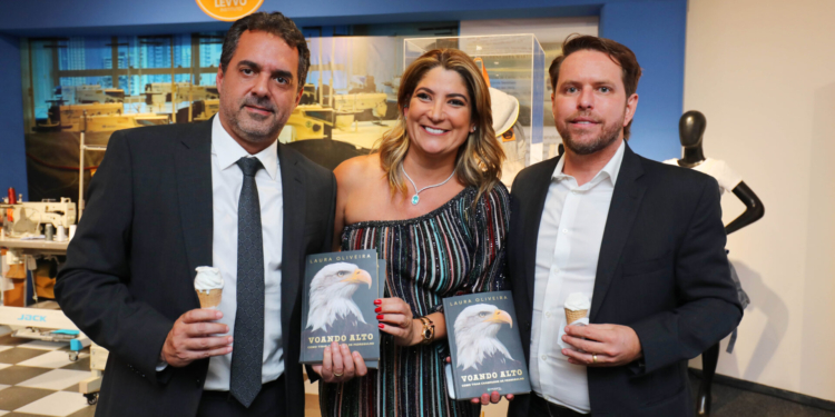 Laura Oliveira, CEO do Grupo LEVVO, brinda 25 anos de sucesso e lança autobiografia