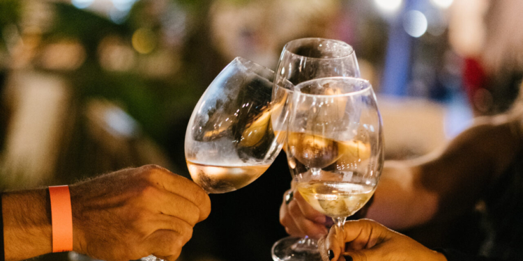 Izzi Tasting: Segunda edição do evento com degustação de diversos vinhos e atrações musicais