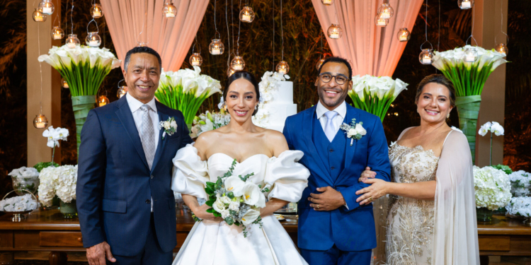 Ao pôr do sol, Joshua Seixas Arantes do Nascimento, filho de Pelé, troca alianças com Bárbara Meireles em Brasília