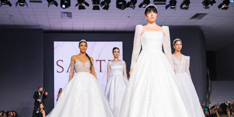 Ateliê Santis comemora dois anos da marca em grande noite de desfile