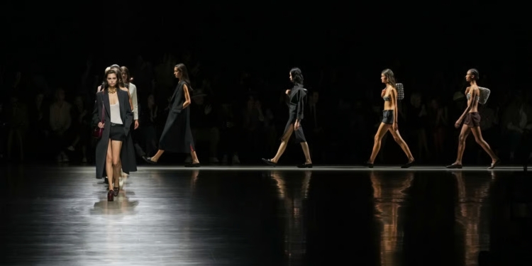 Milão: Gucci desfila Verão 2024 com estreia do novo diretor criativo Sabato De Sarno