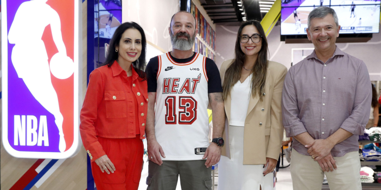 Ao som dos famosos Chicco Aquino e Hugo Drop, Taguatinga Shopping celebra a chegada da loja oficial da NBA