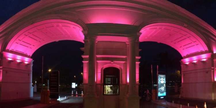 Pontão ilumina seu pórtico com a cor do “Outubro Rosa”