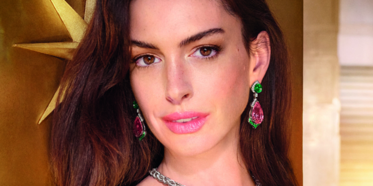 Anne Hathaway estrela campanha de final de ano da Bulgari