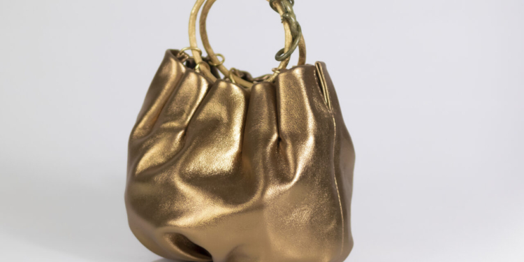 Confraria Studio lança Jewel Totes, linha de bolsas com joias na inauguração da loja do ParkShopping