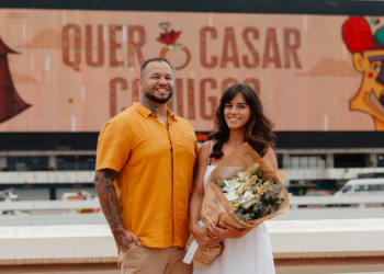 Toys Daniel pede Amanda Saback em casamento com animação digital no telão do Conic