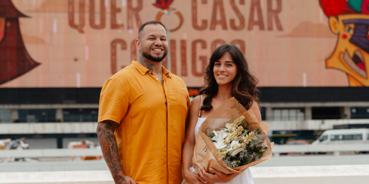 Toys Daniel pede Amanda Saback em casamento com animação digital no telão do Conic