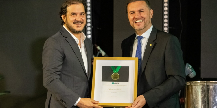 AMIES celebra ano positivo com autoridades dos três poderes em noite solene