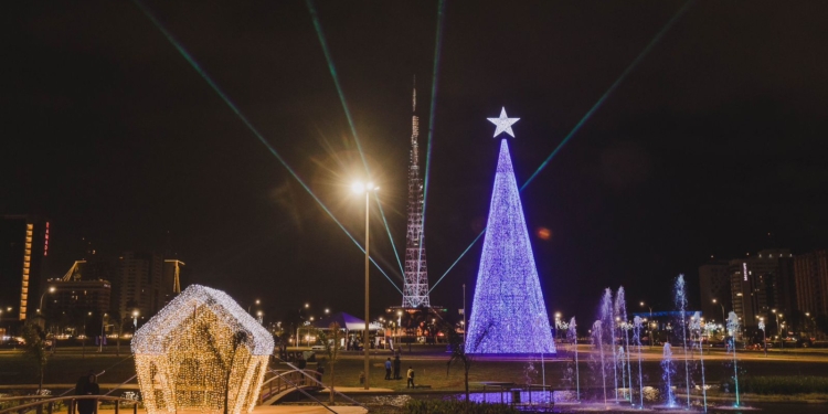 Brasília Brilha: Torre de TV se ilumina para o Natal