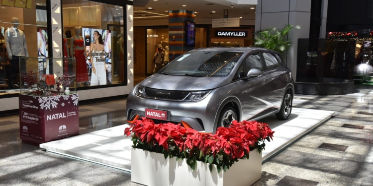 Natal do Brasília Shopping tem Compre e Ganhe com Panettone Ofner e sorteio de automóvel elétrico BYD Dolphin 0Km