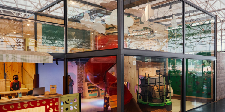 Mané Mercado anuncia parceria com Hot Park e inaugura brinquedoteca