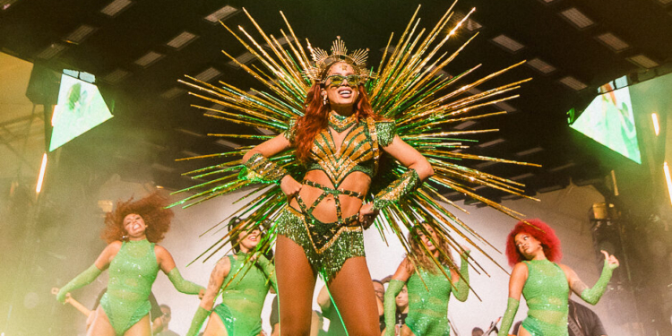 Ensaios de Anitta: Cantora exalta Mocidade Independente de Padre Miguel em show de Brasília