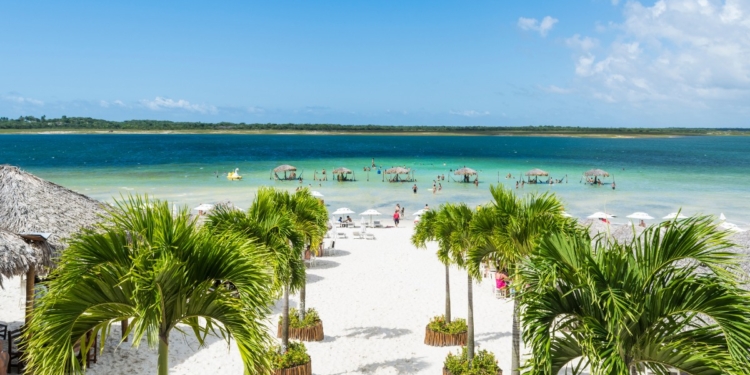 Praia brasileira é eleita a mais bonita do mundo, segundo o Washington Post