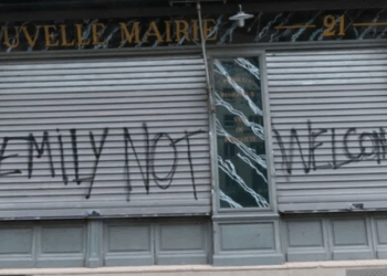 ‘Emily In Paris’ causa revolta na capital francesa e cenários são pichados