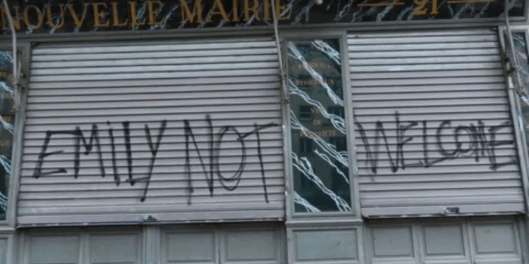 ‘Emily In Paris’ causa revolta na capital francesa e cenários são pichados