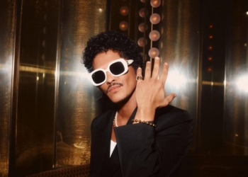 Bruno Mars inaugura seu bar “The Pinky Ring” em Las Vegas