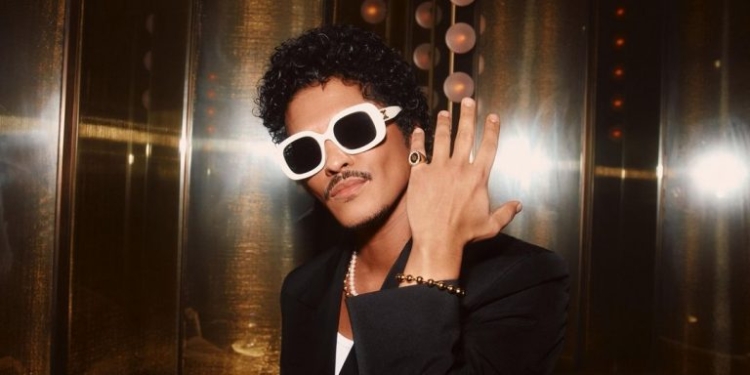 Bruno Mars inaugura seu bar “The Pinky Ring” em Las Vegas