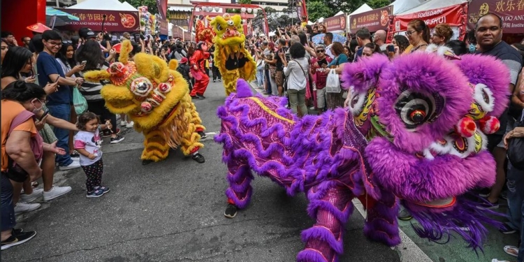 Ano Novo Chinês terá desfile de dragões e leões coloridos no bairro da Liberdade, em São Paulo