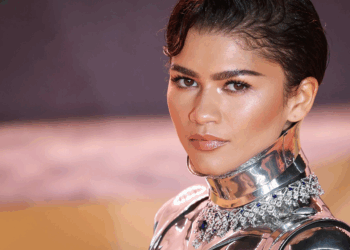 Zendaya cruza tapete vermelho em Londres usando look vintage Thierry Mugler e colar Bulgari