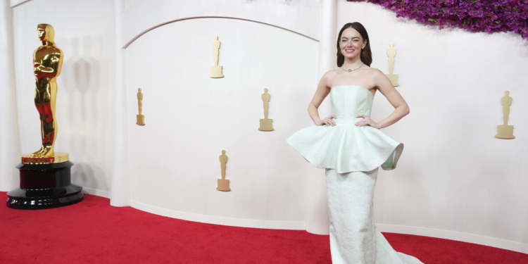 Oscar 2024: tons neutros e metalizados se destacaram no tapete vermelho