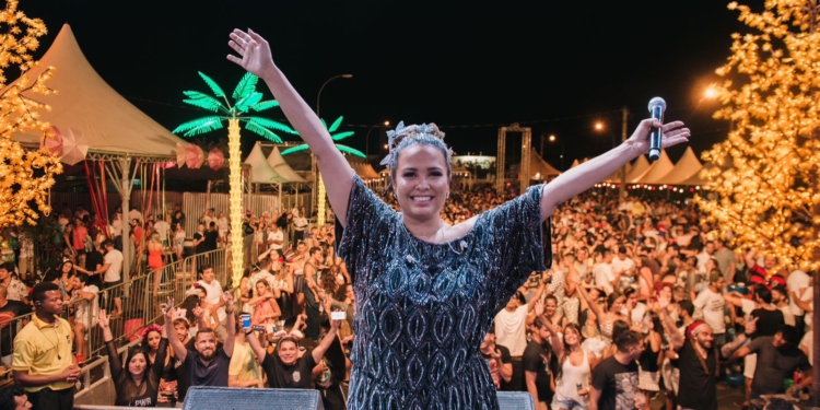 Bloco Adocica Meu Amô se apresenta em abril com Adriana Samartini