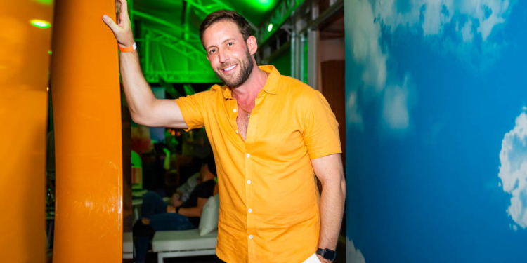 Varanda do Aragon foi palco da celebração de aniversário do jornalista Caio Barbieri