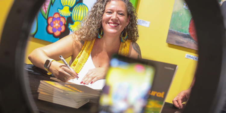 Pátio Brasil recebe evento para lançamento do livro de Carol Peres
