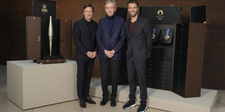 Louis Vuitton cria baús exclusivos para tochas e medalhas das Olimpíadas 2024