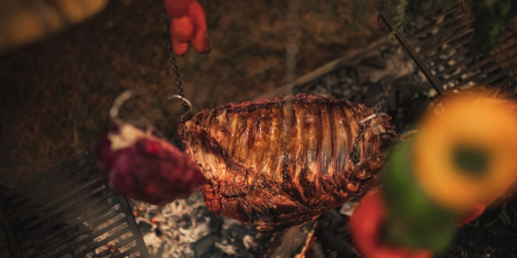 Mané Mercado inaugura novo espaço do Superquadra com costelada fogo de chão