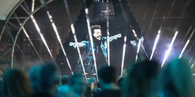 Brasília 64 anos: ao lado de artistas indígenas Alok encanta público na Esplanada