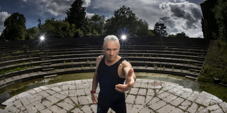 Bruce Dickinson se apresenta em Brasília no sábado (27)
