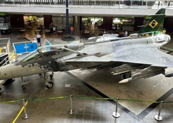 Aeroporto de Brasília recebe réplica em tamanho real de aeronave de caça da Força Aérea Brasileira