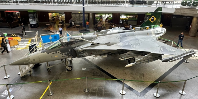 Aeroporto de Brasília recebe réplica em tamanho real de aeronave de caça da Força Aérea Brasileira
