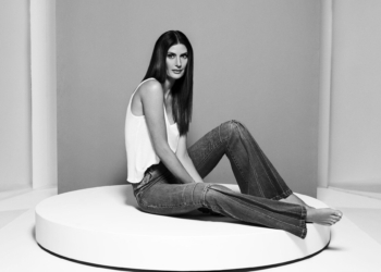 Carol Bassi celebra 10 anos de marca com releituras de suas peças mais memoráveis