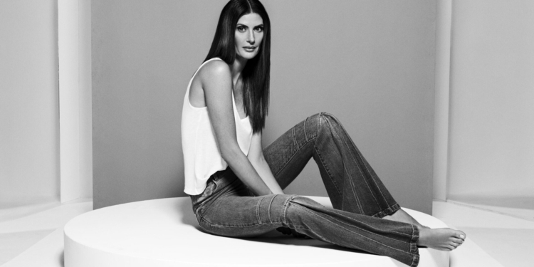 Carol Bassi celebra 10 anos de marca com releituras de suas peças mais memoráveis