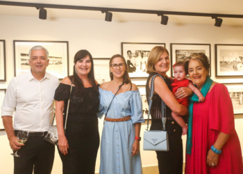 Mercedes Urquiza realiza noite de autógrafos na galeria Celso Jr.