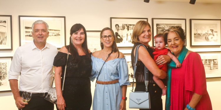 Mercedes Urquiza realiza noite de autógrafos na galeria Celso Jr.