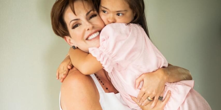 Arquiteta Daniela Bessa cria vila para sua filha no jardim de casa