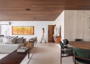 Apartamento com ares modernistas e grandes nomes do design nacional ganha destaque em Brasília