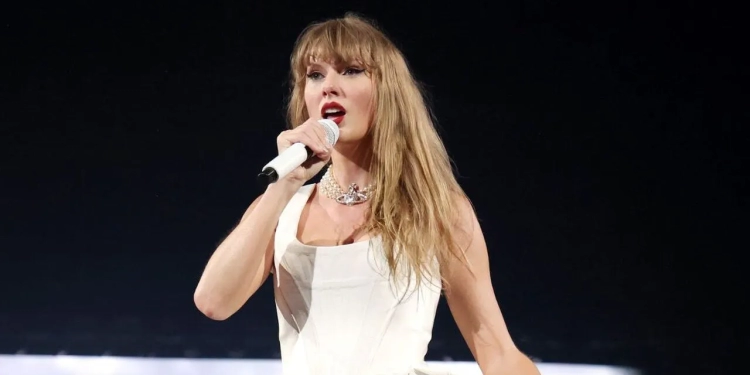Taylor Swift veste Vivienne Westwood na retomada da “The Eras Tour”