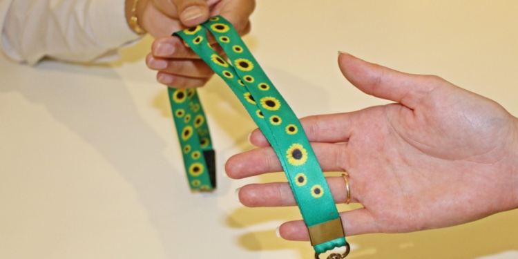 ParkShopping distribui cordão de girassóis aos clientes com doenças ocultas